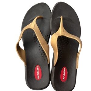 Okabashi women’s sandals size large, gold thong strap